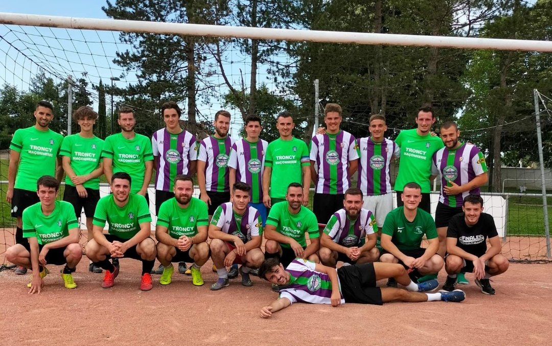 1er match, 1ère défaite 7 à 2 contre <a href="/LJacquesFaciale/">Les Jacques Faciales</a>. Avec un soleil de plomb et du plomb dans les pattes, nos protégés sont rentrés dans le match avec le couteau entre les dents en marquant 2 buts en 10 minutes. Cela n'aura malheureusement pas suffit face à cette belle équipe⚽