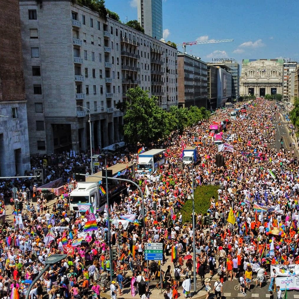Un primo grande grazie va alle 300.000 persone che hanno partecipato a questo #MilanoPride 🏳️‍🌈🏳️‍⚧️ E a chi ha organizzato, progettato, popolato questo straordinario #Pride Leggi il post completo qui: 👉 bit.ly/grazieMilano