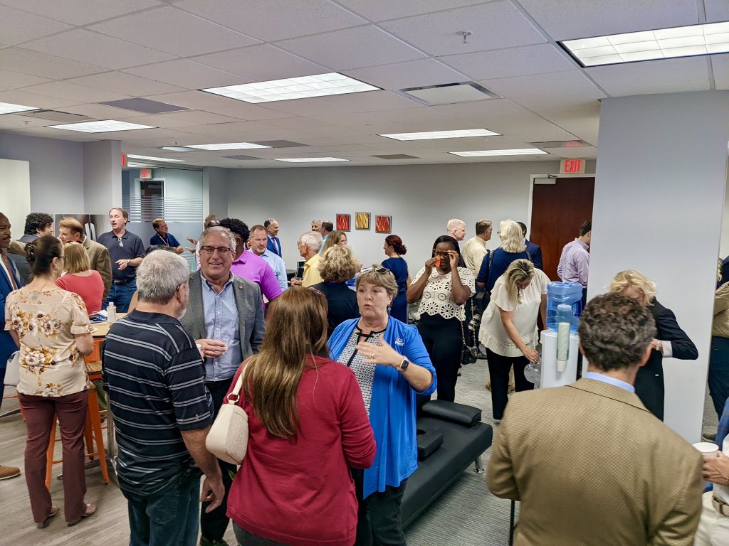 RepDarrenSoto's tweet image. Last week #TeamSoto was on hand for @CommandPostTech’s new office grand opening in East Orlando.

Together we will boost cybersecurity, protect the homeland and create more higher paying jobs in Central Florida!