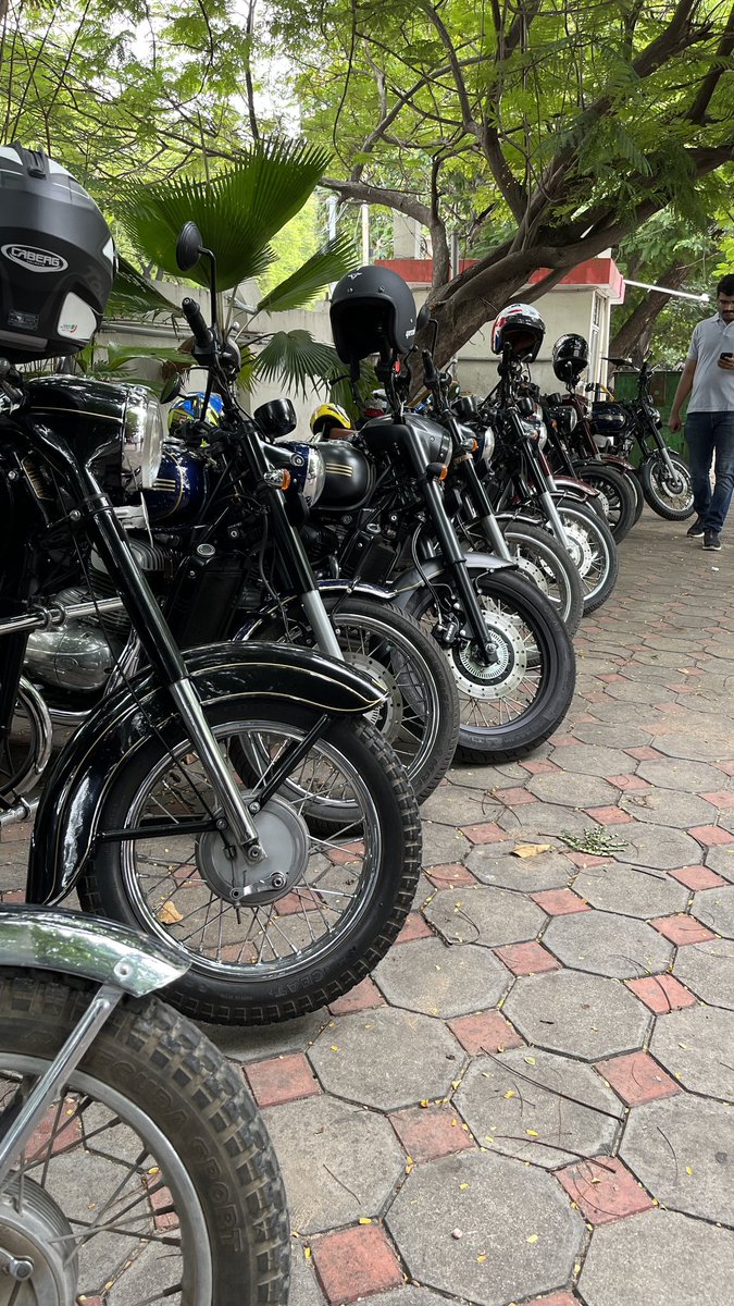 roaringridersc's tweet photo. Gathering of bikes https://t.co/5WU4QmyokQ