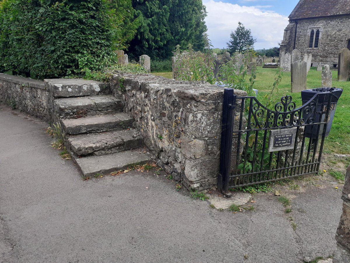 pwight62's tweet photo. These steps appear to serve little or no purpose,... unless of course you have a horse to mount, or dismount. 
#MountingSteps #MountingBlocks
#StMarysChurch
#Medieval #Lenham #Kent
Pre 18th century https://t.co/tdFu4zPGYq