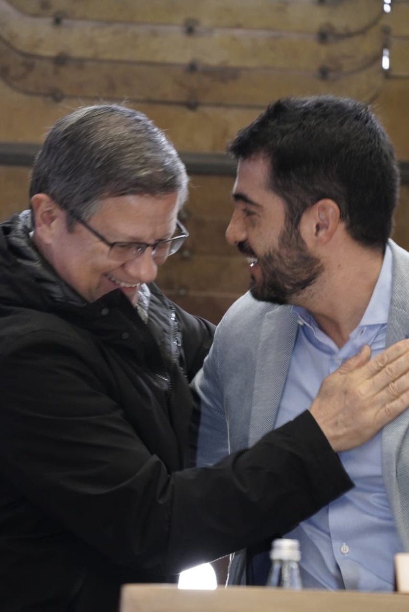 anibalgaviria's tweet photo. Probablemente la tarea más importante de un líder es construir nuevos liderazgos. Alumnos que nos superan. LA ALEGRIA DE SERVIR. https://t.co/DKkuNzLhqs