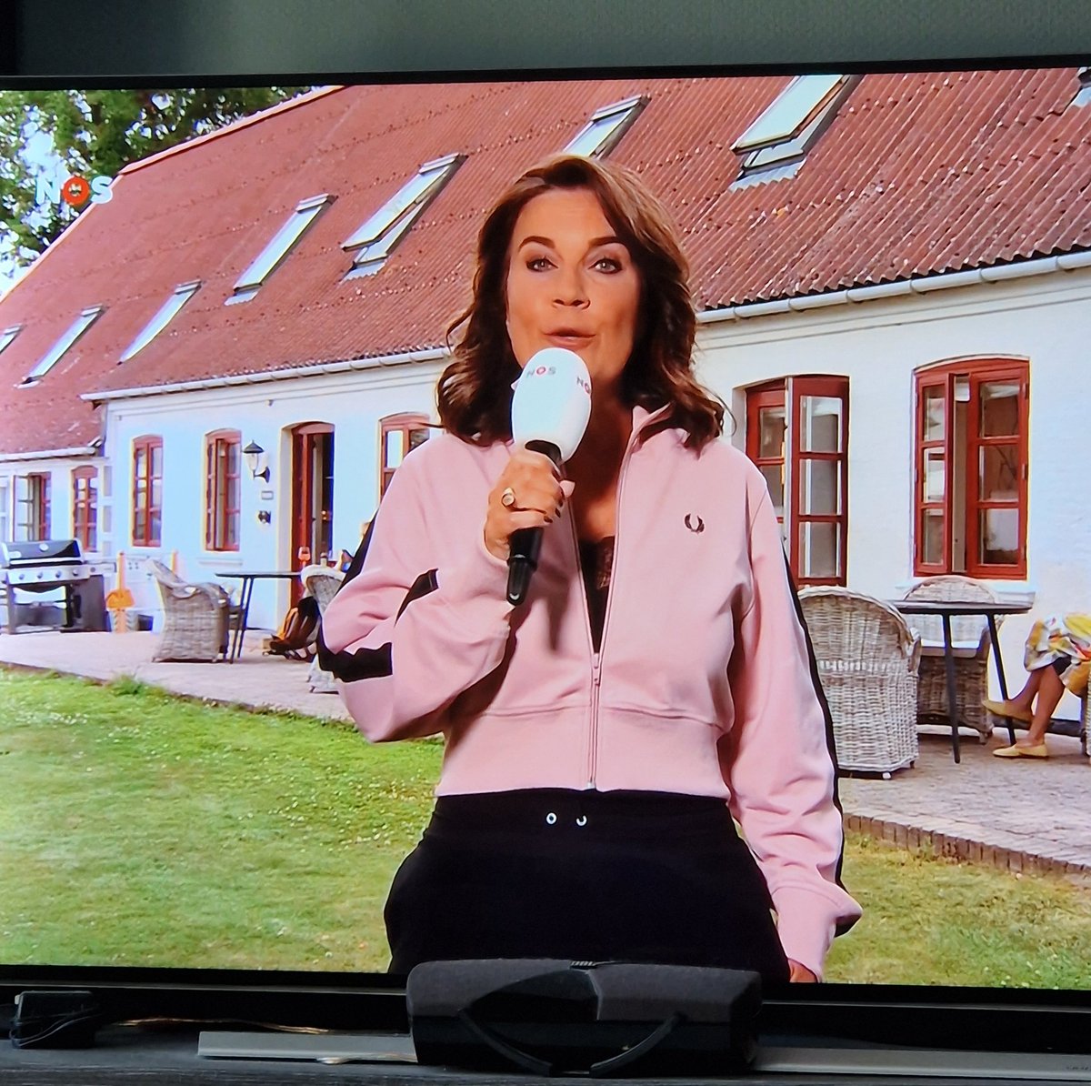 RuudLassche's tweet image. Heel raar beeld zo, #Dione voor een green screen...🤔
#NOS
#DeAvondetappe