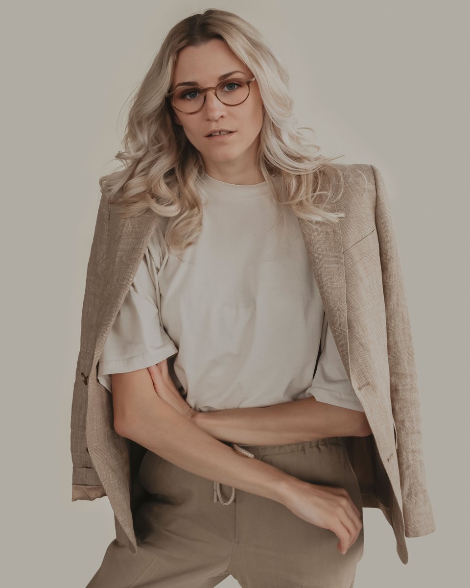 LunorAG's tweet photo. The combination of natural fabrics and light beige tones create a timeless look. #handmadeingermany

Frame: #lunor A5 mod. 225 col. grey brown horn https://t.co/uWNWY164iB