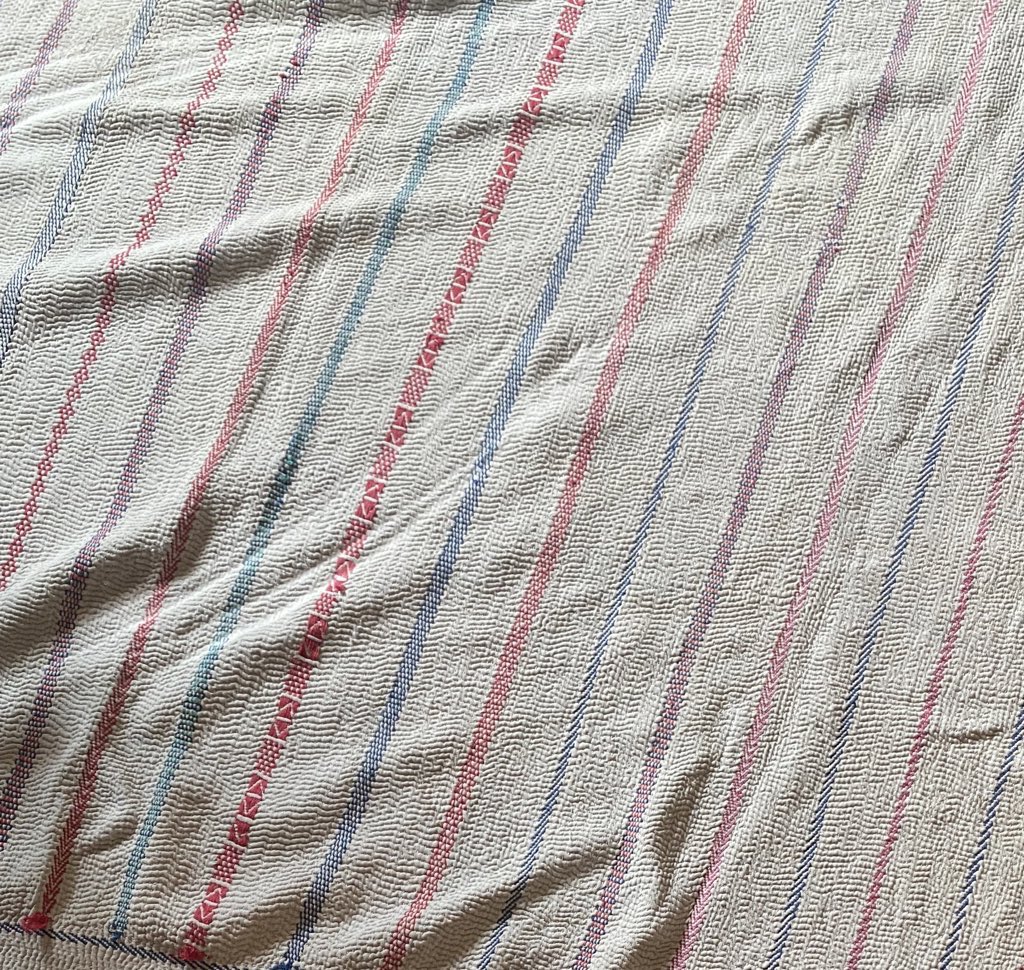 _interior_ym's tweet photo. 小学生の頃好きな色を2色使って作品を作る授業で選んだ色。周りの子には趣味が悪いと言われたがブレずに今も好きな組み合わせです。
6月の終わりの夕方とお気に入りのインドで縫われたカンタ布のラグ。

#色の記憶 https://t.co/6Sy7ls7ovO