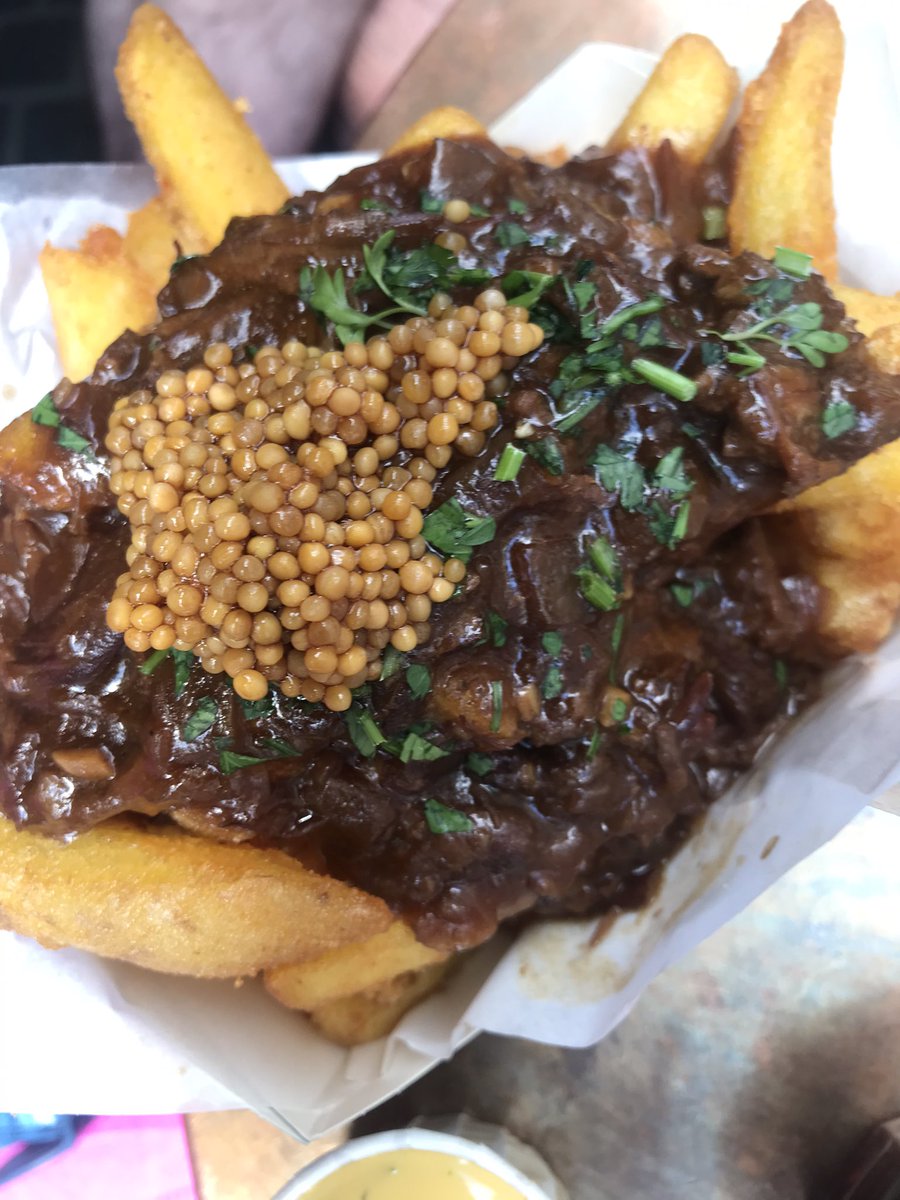 realityglimpses's tweet photo. 1/2Było też jedzone. #FritesAtelier Jeżeli będziecie w #Antwerpen to koniecznie to miejsce. Idealny model biznesowy. Małe miejsce, kilka stolików, non stop kolejki. Bardzo ciężko pracują by nas karmić. https://t.co/dG3fc5EzEg
