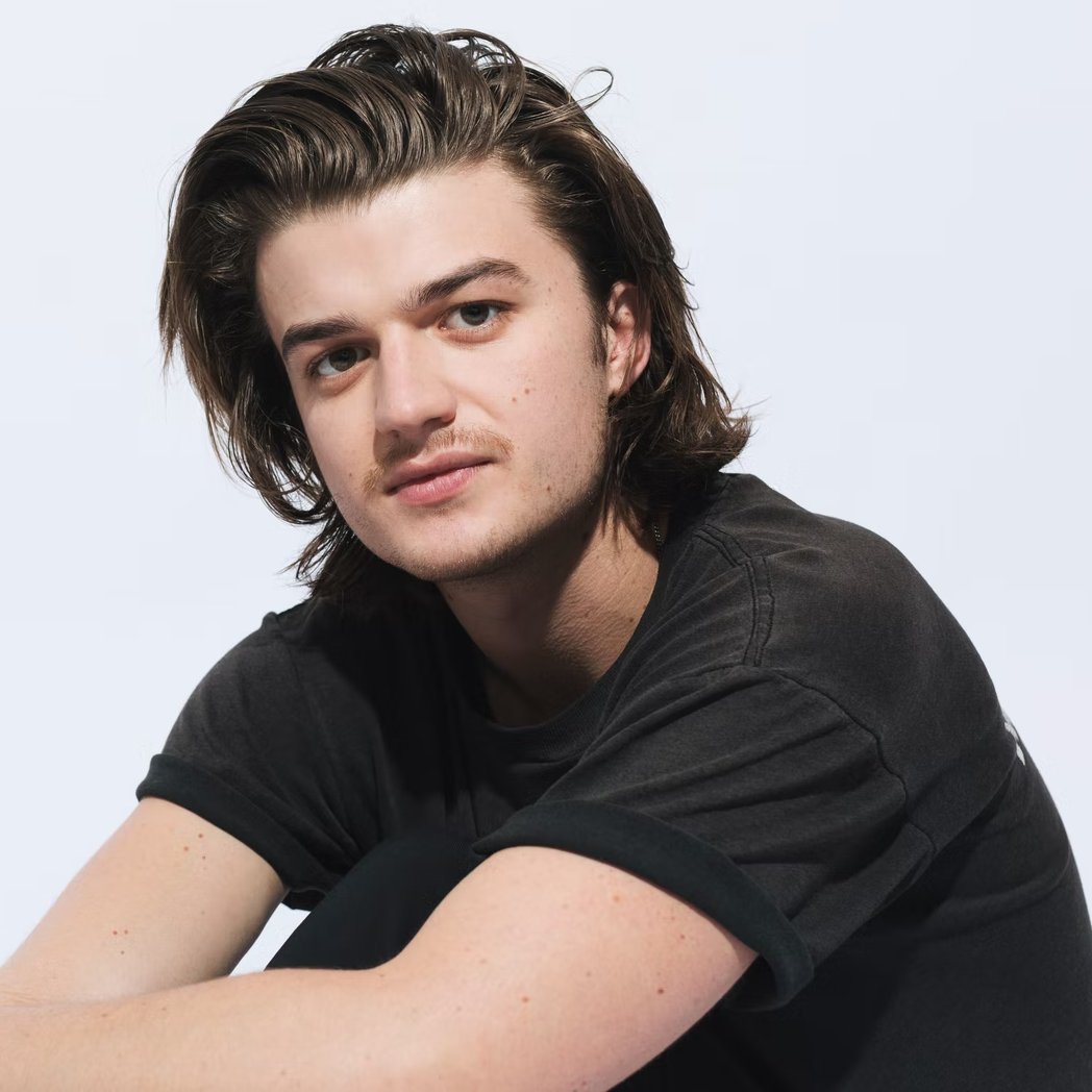 sboficial's tweet photo. Joseph Quinn diz que ver Joe Keery sem camisa por uma semana foi uma das maiores vantagens em entrar para o elenco de “Stranger Things”. https://t.co/lZy1UesA6K
