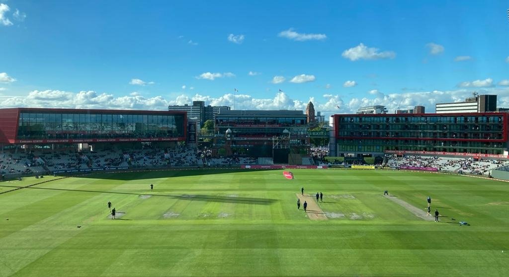 Bears win the toss &amp; bat.

Lancashire: Salt Jennings Croft Vilas* David Wells Lamb Wood Hartley Parkinson Gleeson

Join <a href="/scottread16/">Scott</a> @KevinHowells16 &amp; <a href="/PJHorton20/">Paul Horton</a> 

Commentary via <a href="/BBCSport/">BBC Sport</a> website &amp; app. 

Listen Live: bbc.in/3R3AI2K

#bbccricket