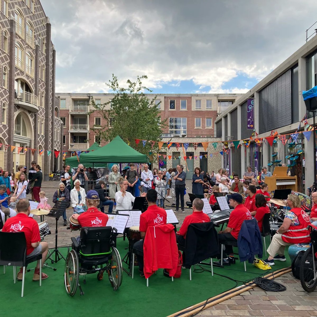 Twee leuke optredens vandaag: <a href="/wimdebeiaardier/">Wim Ruitenbeek</a> speelde samen met de soulgroup van de Vocal Arts Academy en met het G-orkest van de HOV op het CampusFestival georganiseerd door <a href="/Cultuur19/">Cultuur19</a>