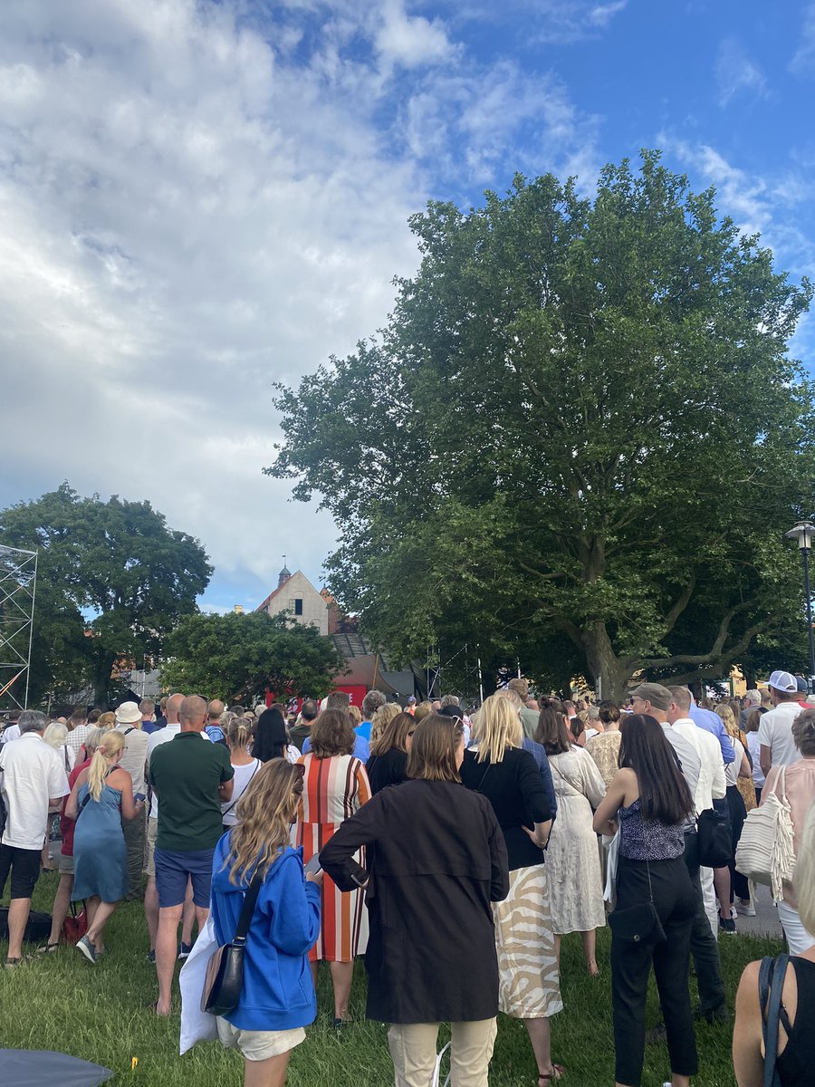 Statsministern <a href="/SwedishPM/">Ulf Kristersson</a> lyfter i sitt almedalstal gängkriminalitet och hur den ska kunna förebyggas. Delta eller se vårt fördjupade samtal om detta imorgon på plats i #tcolandet 7:45 eller via SVT @svtforum mellan 10-15. #Almedalen