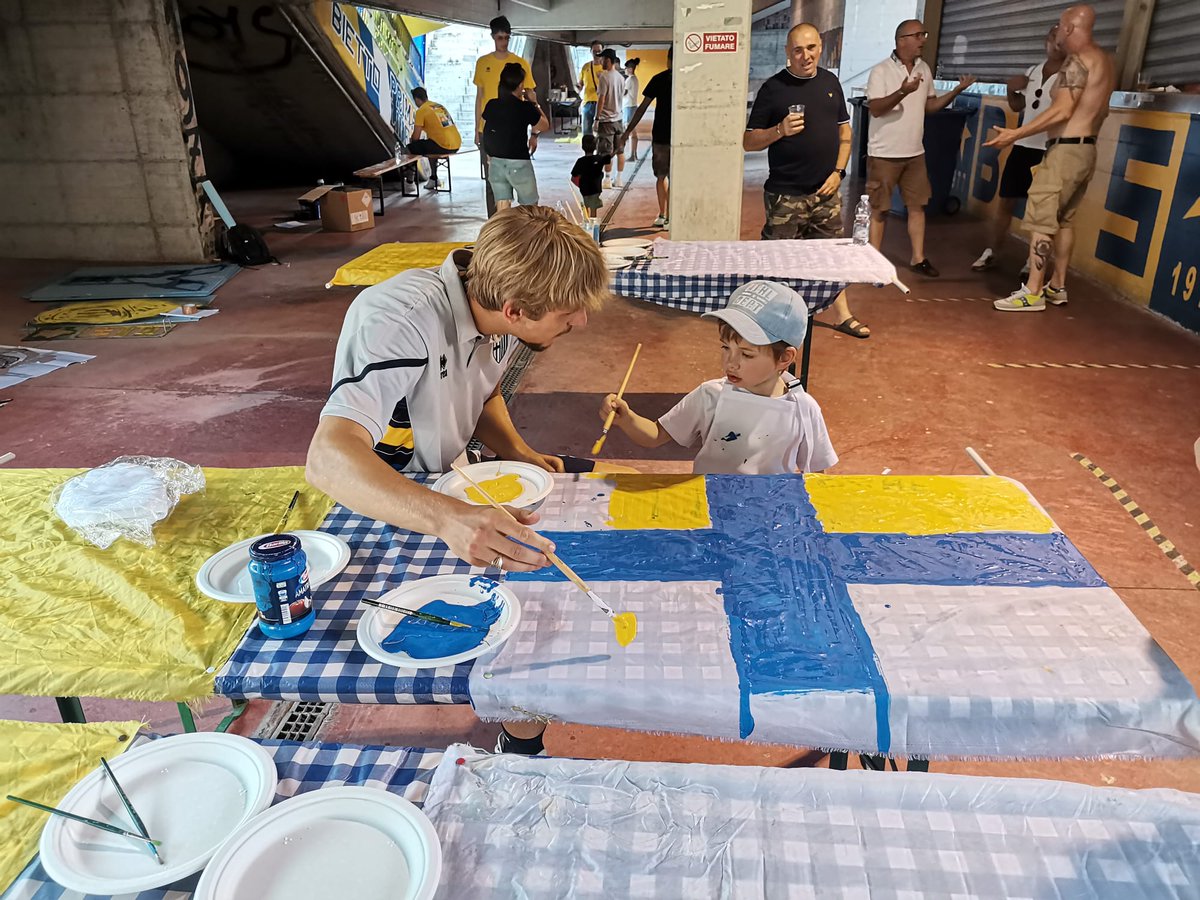 Un momento di condivisione con il popolo crociato, la scuola di tifo, il tour dell'Ennio: tutto questo e molto altro è #AndiamoAlParma 🥰💛💙
