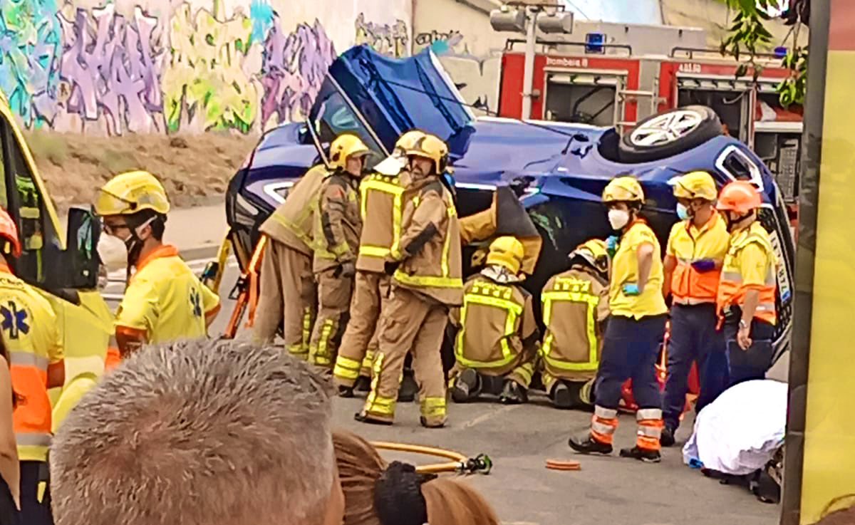 bdncom's tweet photo. 🔴 @bomberscat i @semgencat actuen ara mateix en un accident de trànsit al lateral de l'autopista a #Badalona, a la zona de Coll i Pujol. https://t.co/L9HkDBmeu8