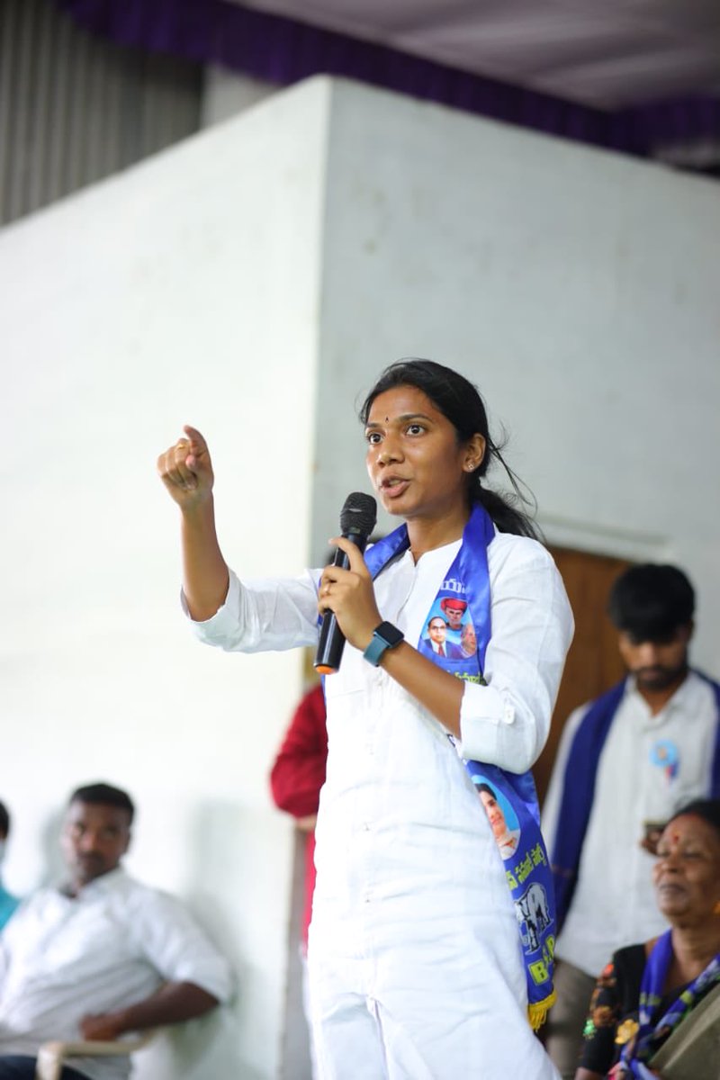RSPraveenSwaero's tweet photo. పెద్దపల్లి జిల్లాలో వానను సైతం లెక్కచేయకుండా కదంతొక్కిన విశ్వకర్మ మరియు మహిళలకు ధన్యవాదాలు. ఇది అహంకారానికి ఆత్మగౌరవానికి మధ్య జరుగుతున్న యుద్దం. ఇందులో మనం గెలవాలి. మన త్యాగమే గెలుస్తుంది. ⁦@UshaDasari3⁩ https://t.co/KDVJ16nUul