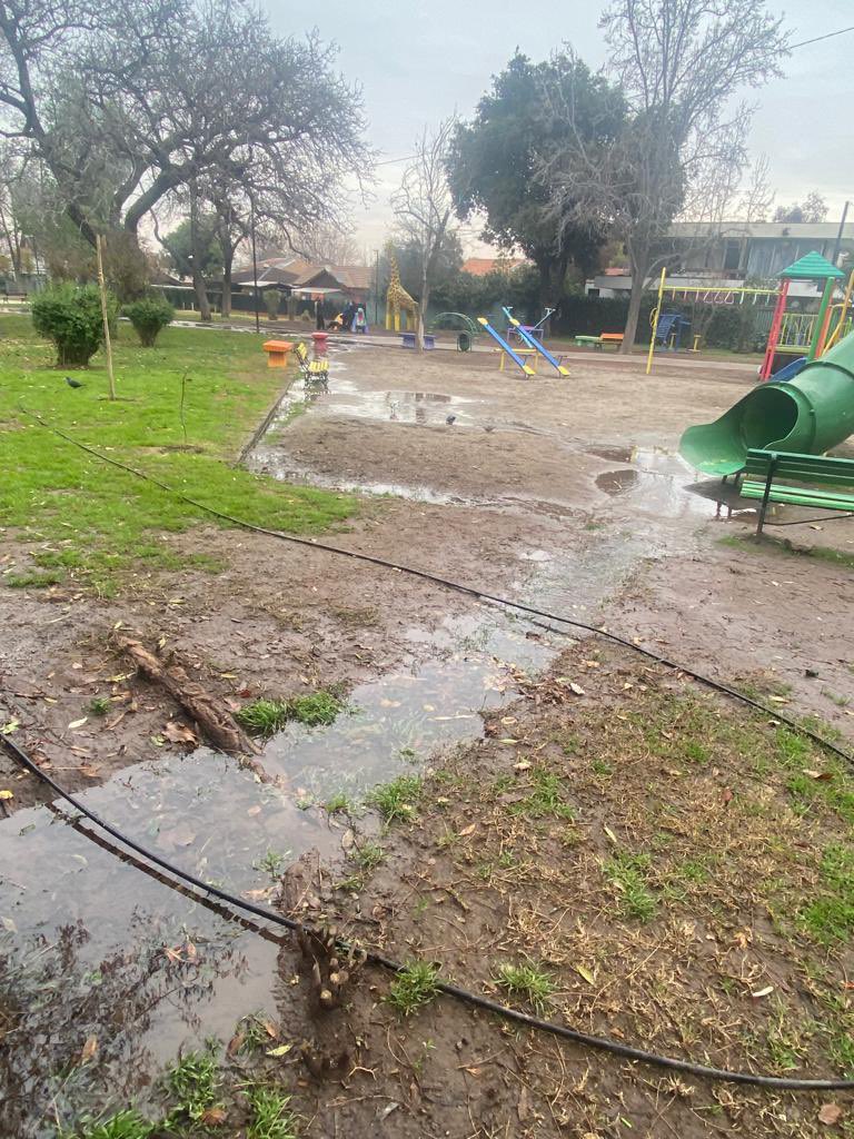 vale_mb25's tweet photo. Atención @MuniNunoa al parecer hay rotura de matriz en pasaje aledaño a Parque Juan 23, tramo Castillo Velasco al sur. Parque está con mucha agua e imagino que deben haber casas con problemas serios de humedad. https://t.co/432neP9Fae
