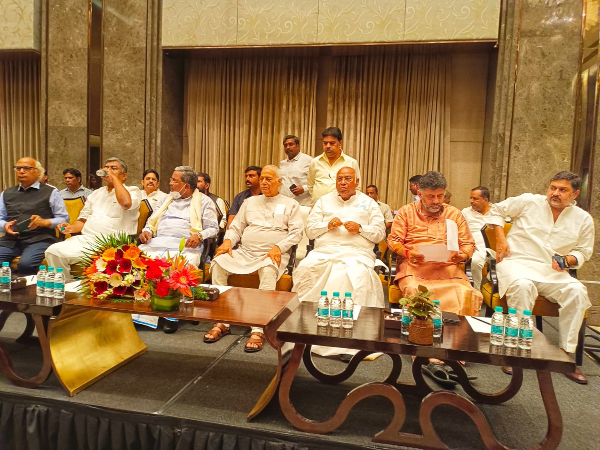 Ramappa_S_MLA's tweet photo. ಬೆಂಗಳೂರಿನ ಖಾಸಗಿ ಹೋಟೆಲ್‌ನಲ್ಲಿ ನಡೆದ ಕಾಂಗ್ರೆಸ್ ಶಾಸಕಾಂಗ ಪಕ್ಷದ ಸಭೆಯಲ್ಲಿ ಭಾಗವಹಿಸಲಾಯಿತು, ರಾಷ್ಟ್ರಪತಿ ಚುನಾವಣೆಯ ಅಭ್ಯರ್ಥಿ ಯಶವಂತ ಸಿನ್ಹಾ ಅವರು, ಸಿಎಲ್‌ಪಿ ನಾಯಕರಾದ @siddaramaiah, ರಾಜ್ಯಸಭೆ ವಿರೋಧ ಪಕ್ಷದ ನಾಯಕರಾದ @kharge, ಕೆಪಿಸಿಸಿ ಅಧ್ಯಕ್ಷರಾದ @DKShivakumar ಸೇರಿದಂತೆ ಹಲವು ನಾಯಕರು ಉಪಸ್ಥಿತರಿದ್ದರು
-S.Ramappa https://t.co/2tFxQTkCfH