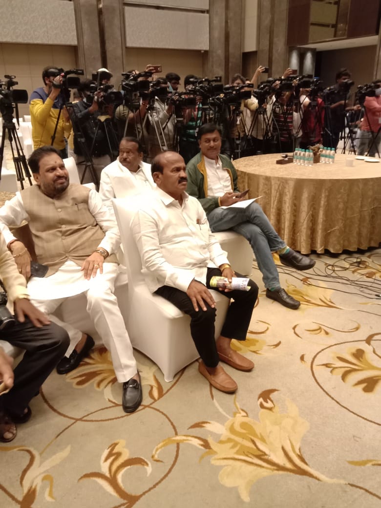 ಬೆಂಗಳೂರಿನ ಖಾಸಗಿ ಹೋಟೆಲ್‌ನಲ್ಲಿ ನಡೆದ ಕಾಂಗ್ರೆಸ್ ಶಾಸಕಾಂಗ ಪಕ್ಷದ ಸಭೆಯಲ್ಲಿ ಭಾಗವಹಿಸಲಾಯಿತು, ರಾಷ್ಟ್ರಪತಿ ಚುನಾವಣೆಯ ಅಭ್ಯರ್ಥಿ ಯಶವಂತ ಸಿನ್ಹಾ ಅವರು, ಸಿಎಲ್‌ಪಿ ನಾಯಕರಾದ <a href="/siddaramaiah/">Siddaramaiah</a>, ರಾಜ್ಯಸಭೆ ವಿರೋಧ ಪಕ್ಷದ ನಾಯಕರಾದ <a href="/kharge/">Mallikarjun Kharge</a>, ಕೆಪಿಸಿಸಿ ಅಧ್ಯಕ್ಷರಾದ <a href="/DKShivakumar/">DK Shivakumar</a> ಸೇರಿದಂತೆ ಹಲವು ನಾಯಕರು ಉಪಸ್ಥಿತರಿದ್ದರು
-S.Ramappa