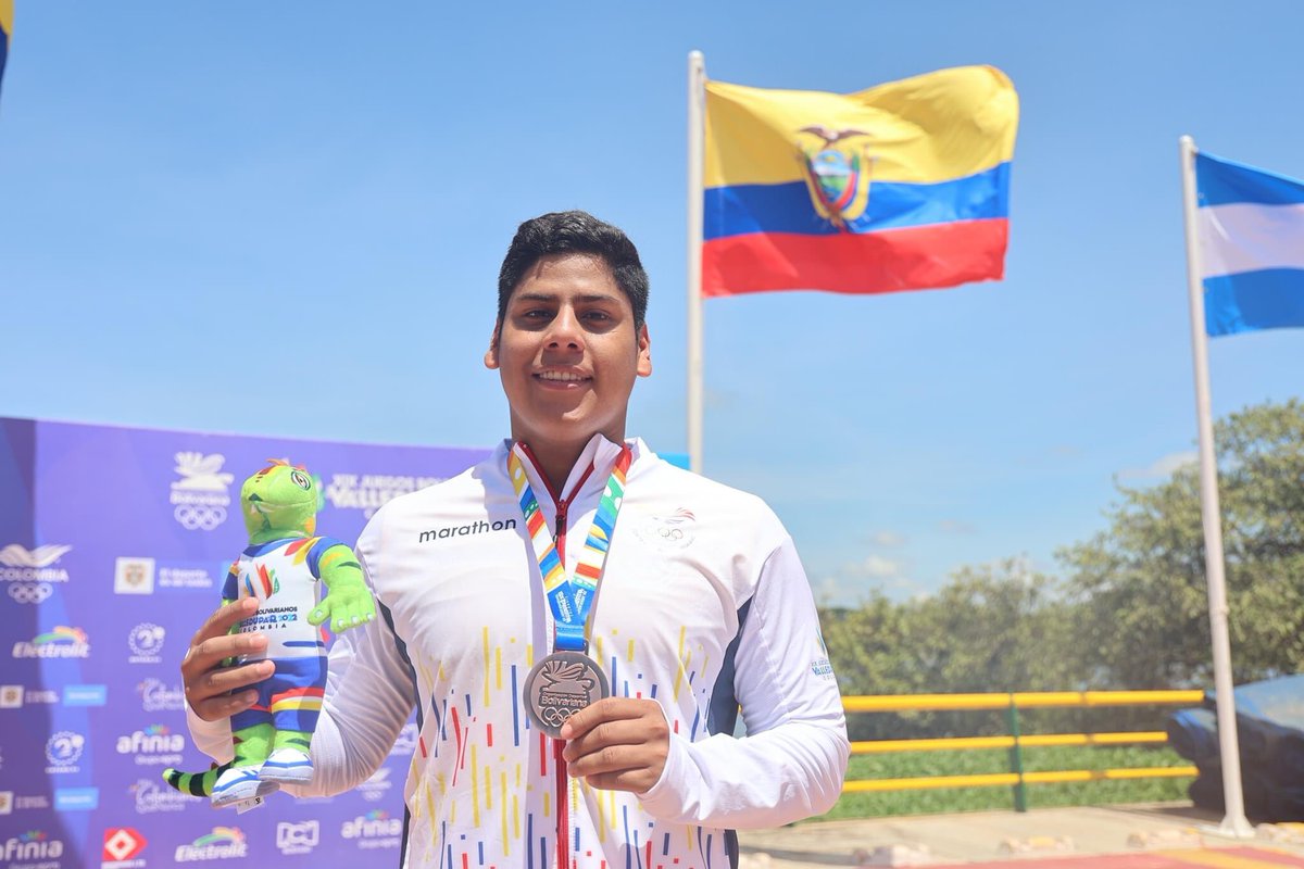 ejaviercolomal's tweet photo. PREMIACIÓN 🥇🥉🥉

#JuegosBolivarianos2022

Esteban Enderica recibió su presea de oro 🥇, David Farinango y Danna Martinez, medallas de bronce en aguas abiertas 5.000 metros #Valledupar2022 https://t.co/LPMFA39xuJ