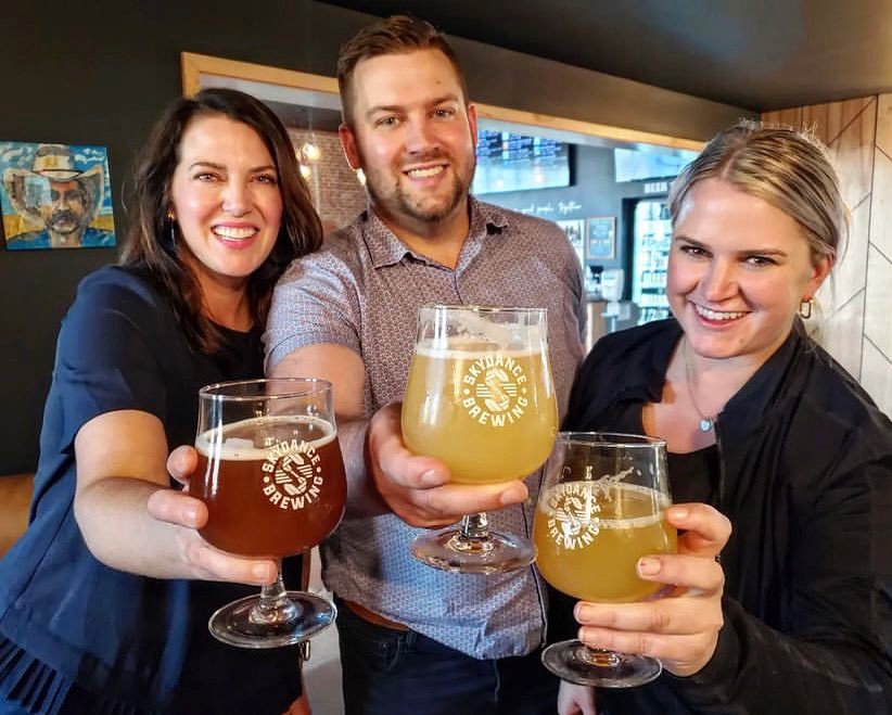 SkydanceBrewing's tweet image. Who’s enjoying the holiday weekend? We’re open July 4th from 11am-10pm. Stop by Skydance and try our limited beer release Snakes &amp;amp; Sparklers along with a variety of beers. (check out our beer menu on @untappd )

📷: @TakeABiteOK #july4thweekend #n8vbrewed #skydancebrewing