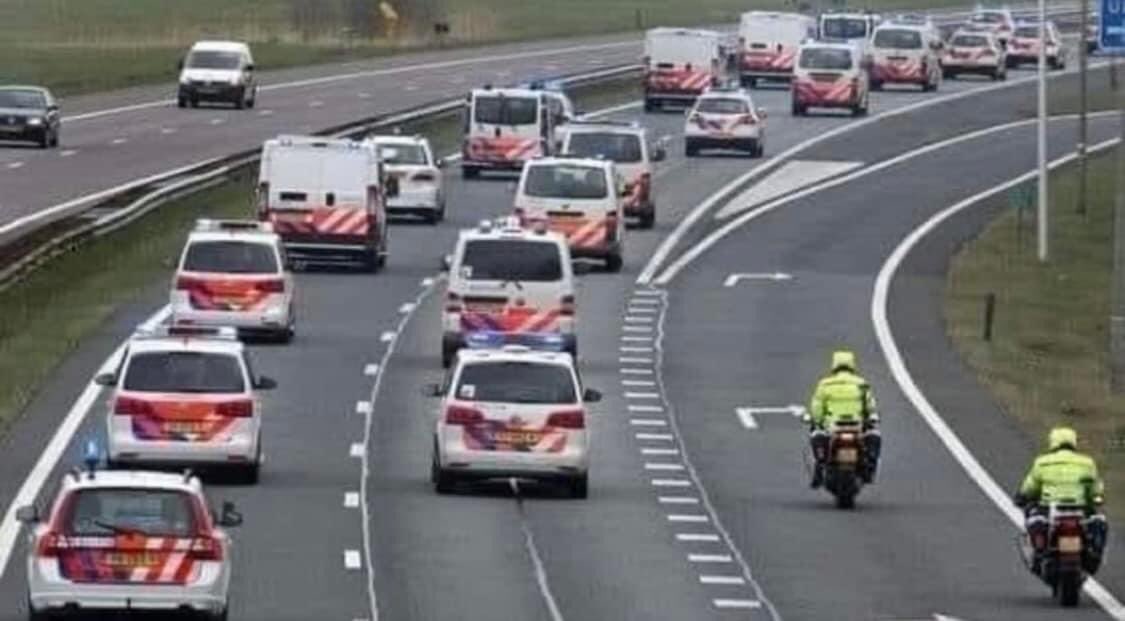 maartenbrink's tweet image. Nog één keer over de acties van de #politie enkele jaren geleden: 
Zij: 
-stonden niet stil en blokkeerden niet; 
- reden niet met verboden voertuigen op de snelweg; 
- hadden de actie juridisch gemeld en er was geen bezwaar; 
- reden tussen de 60 en 70 km/u; 
- gedroegen zich.