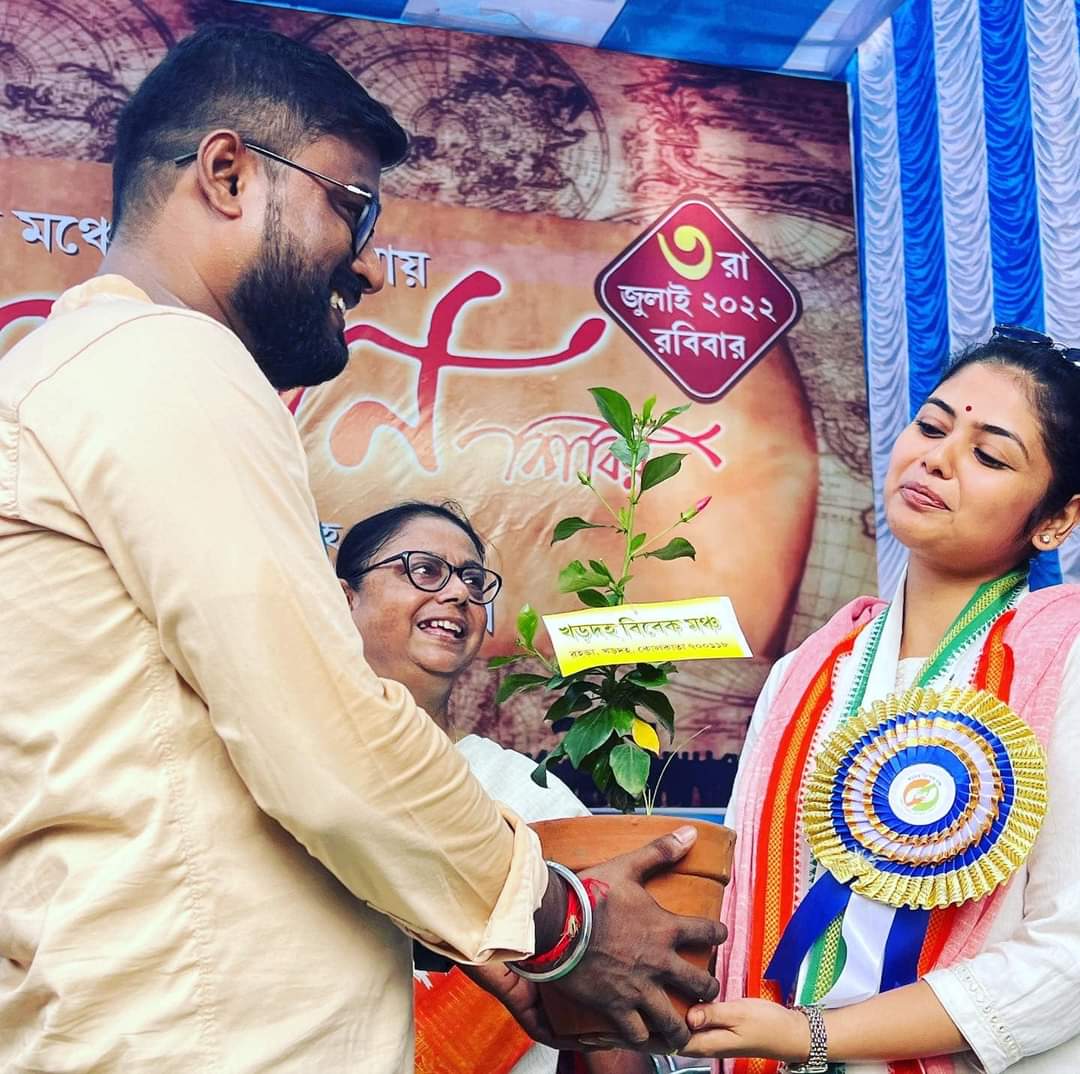AnirAnarul's tweet photo. খড়দহ বিবেক মঞ্চে ৭০০ এর বেশি ডোনার নিয়ে মেগা ব্লাড ডোনেশন ক্যাম্পে উপস্থিত ছিলেন রাজ্য যুব তৃণমূল কংগ্রেসের সভানেত্রী #সায়নী_ঘোষ_মহাশয়া 

#murshidabadtmycsouth 
#MSDTMYCSOUTH 
@MamataOfficial  @abhishekaitc  @sayani06 @AITCofficial  @BanglarGorboMB @akash4aitc https://t.co/rI1w1Gp0fa