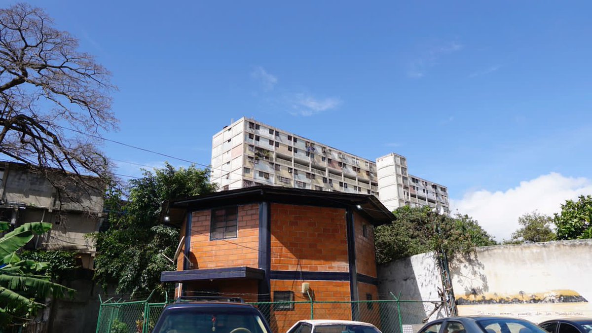 #EnFotos 📸 | Habitantes de la Comuna El Panal 2021 de la parroquia 23 de Enero en #Caracas, ejercen su derecho al voto para la renovación de voceras y voceros de sus Consejos Comunales. 

#3Jul
#PuebloOrganizado