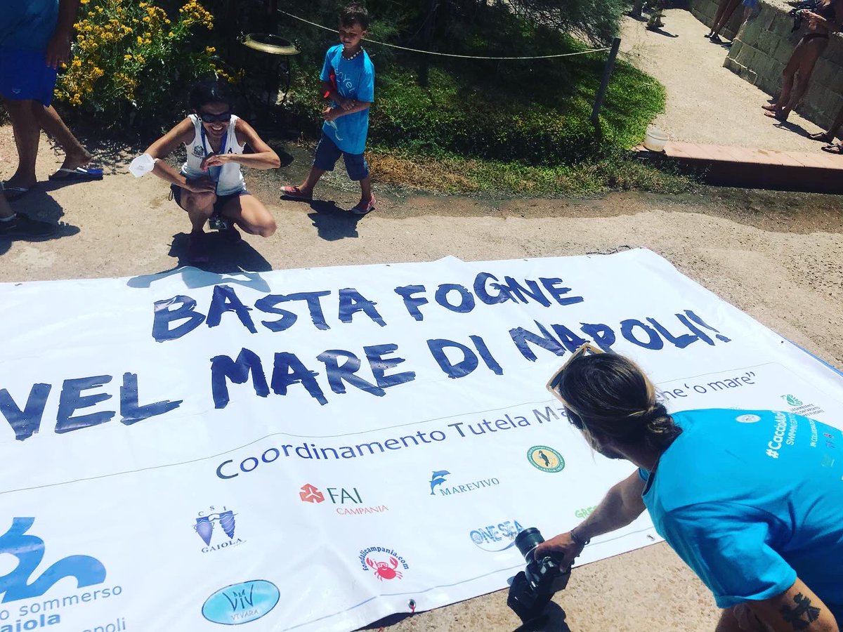 GLNapoli's tweet image. Oggi in #cacciallaplastica -Swimm Edition,promossa  da N’SEAYET @LetsdoitItaly @_CleaNap e RounTable18  in collaborazione con UISP e CSI Gaiola.Noi, @WwfNapoli e CSI Gaiola abbiamo aperto un banner: “Basta fogne nel mare di Napoli”
Firma la petizione,su Change.org