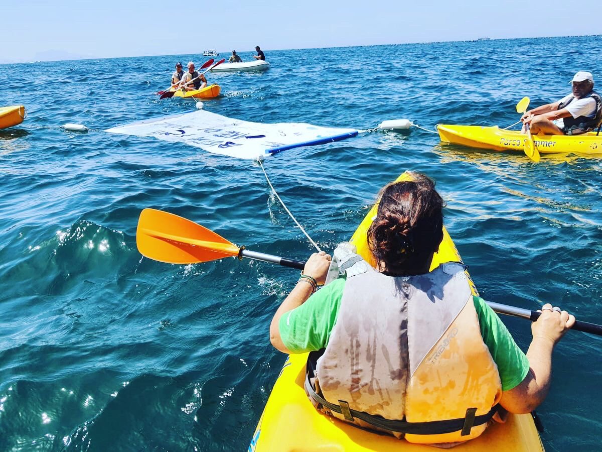 GLNapoli's tweet image. Oggi in #cacciallaplastica -Swimm Edition,promossa  da N’SEAYET @LetsdoitItaly @_CleaNap e RounTable18  in collaborazione con UISP e CSI Gaiola.Noi, @WwfNapoli e CSI Gaiola abbiamo aperto un banner: “Basta fogne nel mare di Napoli”
Firma la petizione,su Change.org