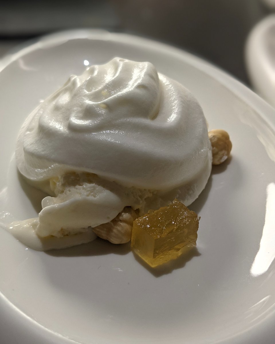 La mejor forma de combatir este calor es con postres frescos, como éste, con helado y espuma fresquitos. 
¿Imaginas de qué es? Pista: está inspirado en un postre clásico de la cocina catalana tradicional. 
.
Se aceptan apuestas 😜