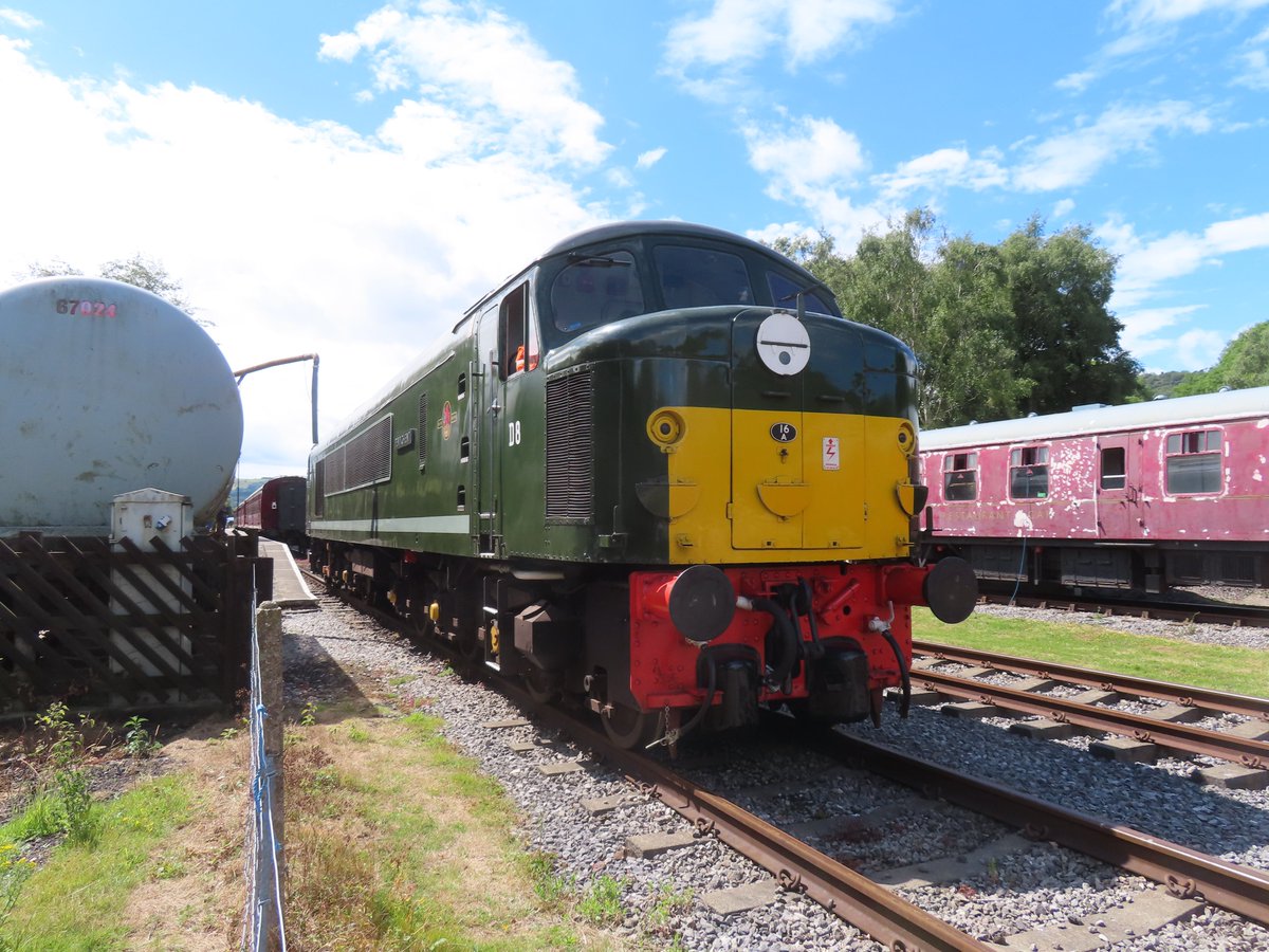 LocoSpottingNW's tweet image. What a wonderful day at Peak Rail yesterday! D8 'Penyghent' providing the traction on a wonderful sunny day pottering back and forth through the Derbyshire countryside! #D8 #Penyghent #Class44 #PeakRail