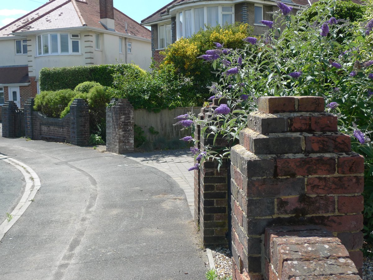 AlexMcKinstry1's tweet photo. ... Also Huntly Road, Alyth Road, Newstead Road, upper Seafield Road, Winsley Avenue, Glendale Road &amp; elsewhere, most of these houses being characterised by THE ARTHUR BEDFORD GATEPOST (18 square inches of Kinson pottery bricks, tapering at the top) ... 11/ https://t.co/ukvsgGkWhG