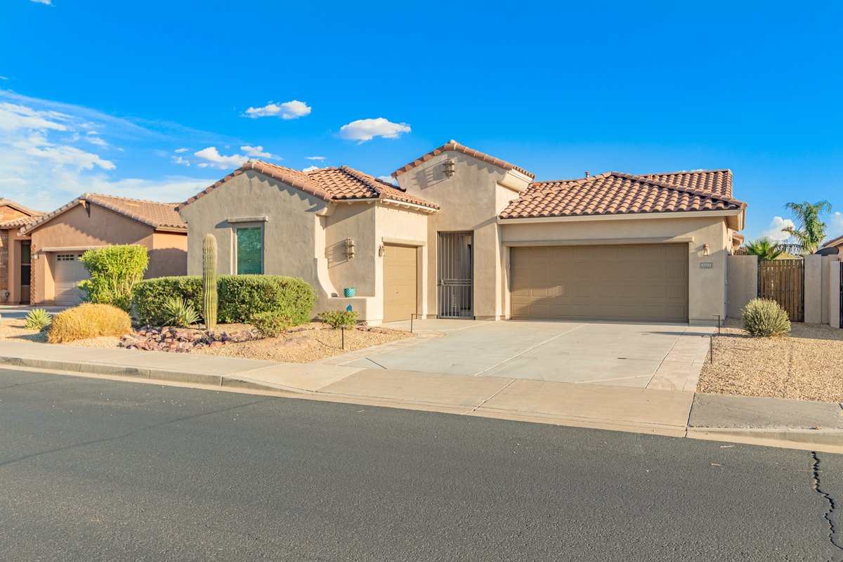 A new listing by Laurie Lavine of Arizona Premier Realty Homes & Land, LLC. It is an 1844 sq. ft. single level with Great Room, split floorplan, split 3 car garages that backs south to common space and mountain views. Here is the link to the MLS listing: my.flexmls.com/lavineteam/sea…