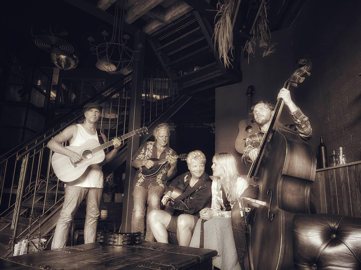 Zomerpodium's tweet photo. Het kan niet op, 17 juli a.s. Ook op het podium op het Rondeel, ook helemaal lokaal en ook te gek. De mandoline en banjo, gitaar en lapsteel,  contrabas en vocalen van BUUUf. Zomerfestival Marquette! @Zomerpodium @PWNwaternatuur @ChateauMarquette @omroepheemskerk https://t.co/wyFczZjLDy