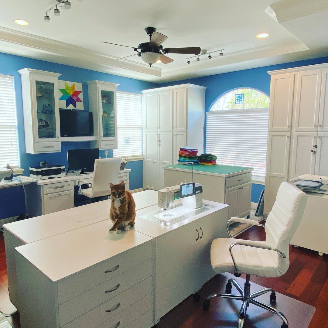 ArrowCabinets's tweet photo. Sewing studio GOALS! 💙

Thank you, @kimberlyeinmodesigns, for sharing your DREAMY Arrow Sewing workspace... and furry sewing buddy! 🐈

#sewing #quilting #quilter #quilts #sewingroom #sewingstudio #sewingtable #sewingcabinet #cats https://t.co/TsAjjoYZgN