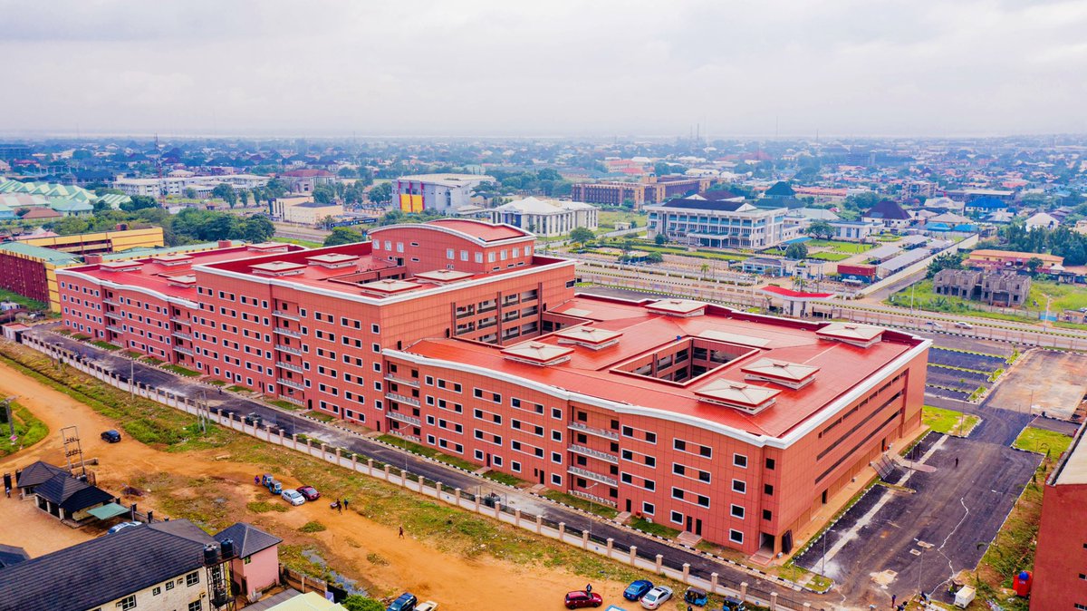 PDPGatewayForum's tweet photo. Since 1991, parastatals in Delta state have operated from different buildings and locations. Gov Ifeanyi Okowa's administration built this edifice; the Secretariat Complex, Asaba, to harmonize the operations of the state's civil service. https://t.co/wNavDr7d6i