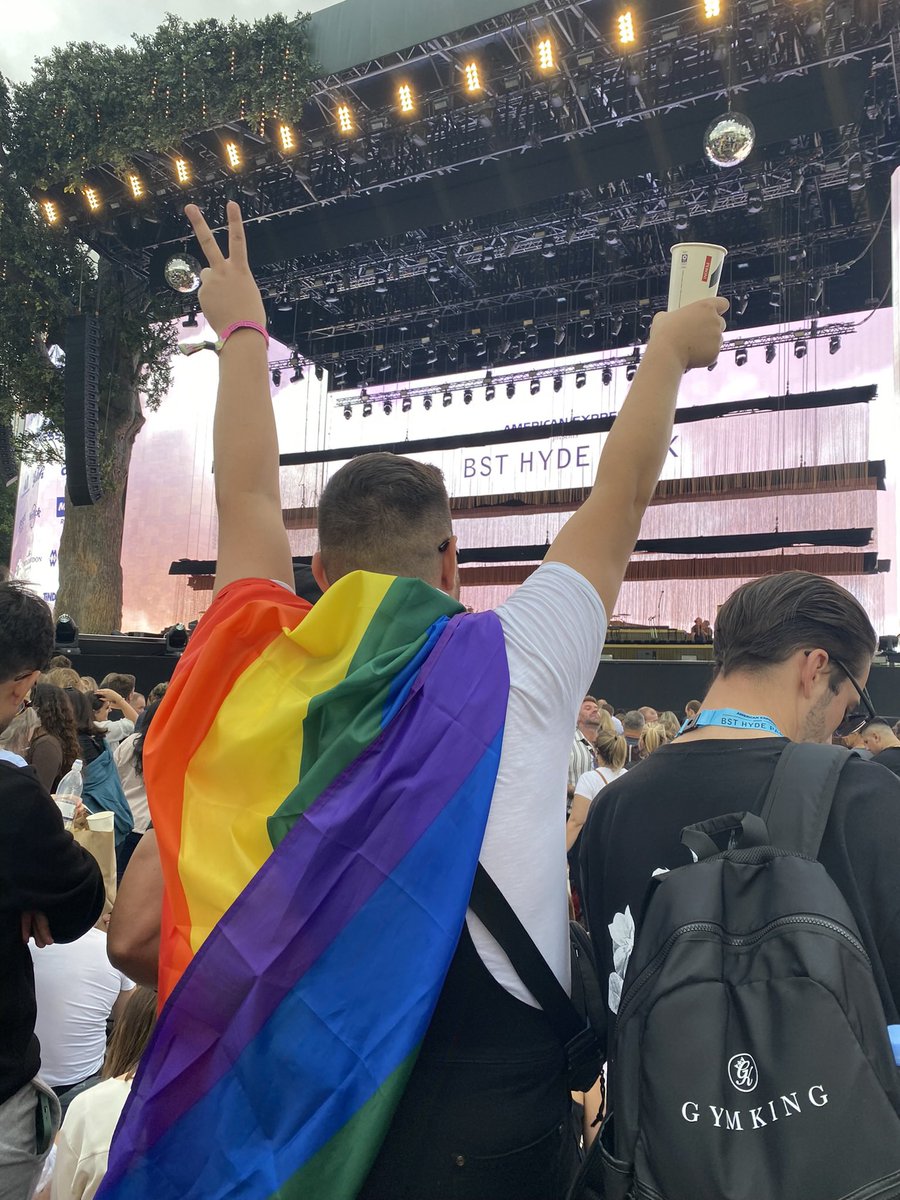 Last night I was invited by @Adele to sit side of stage for her performance at @BSTHydePark. Here’s how the most random night of my life happened! A thread…