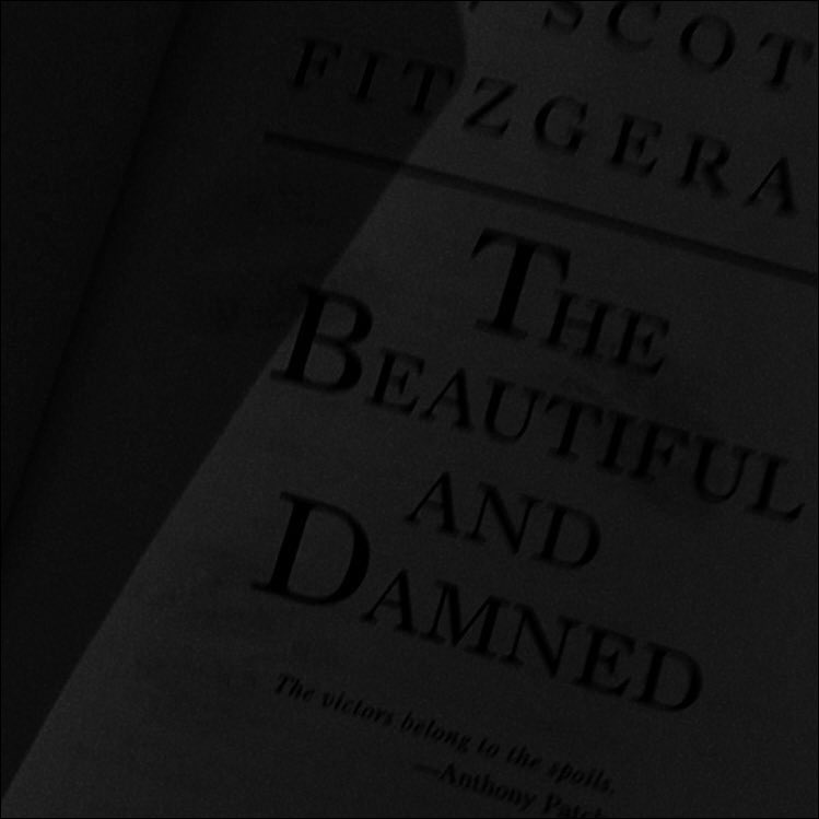 ᅠ    ᅠ    ᅠ    ᅠ     𝐀𝐍𝐆𝐄𝐒𝐒𝐄 𝐃𝐄́𝐂𝐇𝐔𝐄.

Les 𝐒𝐢𝐫𝐞̀𝐧𝐞𝐬 chantaient, plus tendres à présent,
Leurs voix d'𝖆𝖒𝖔𝖚𝖗 pleuraient des larmes dans la brise ;
Le vaisseau s'en allait, enveloppé de rêves ; 
Et là-bas - visions - sur l’or 𝐩𝐚̂𝐥𝐞 des grèves.