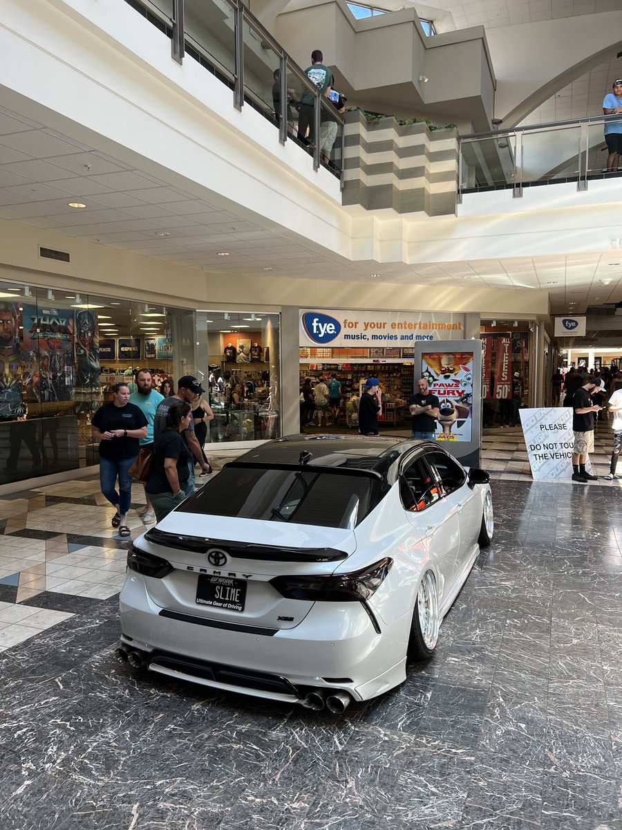 VerZuh's tweet photo. INSIDE THE MALL https://t.co/FJwWvVpwiQ