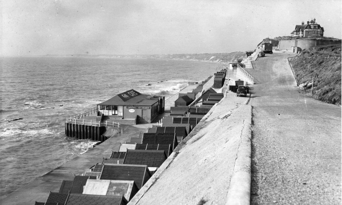 AlexMcKinstry1's tweet photo. Besides building a new cafe and rows &amp; rows of beach huts, Bedford's main improvements (effected across 1947-50) entailed building a promenade to keep the waves back, using Bransgore-gravel-based concrete reinforced with sheet piling ... 14/ https://t.co/Ajzg9Wd0Dz