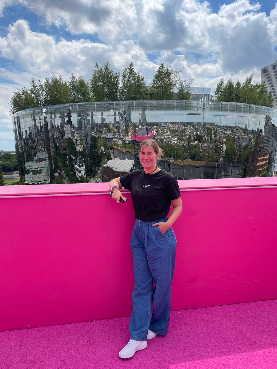 Echt schoorvoetend naar boven geklommen en de trap af ging nog langzamer. Maar wel hoogtevrees weerstaan en het dak van het Nieuwe Instituut beklommen!

#rotterdam #hetnieuweinstituut #boijmansvanbeuningen