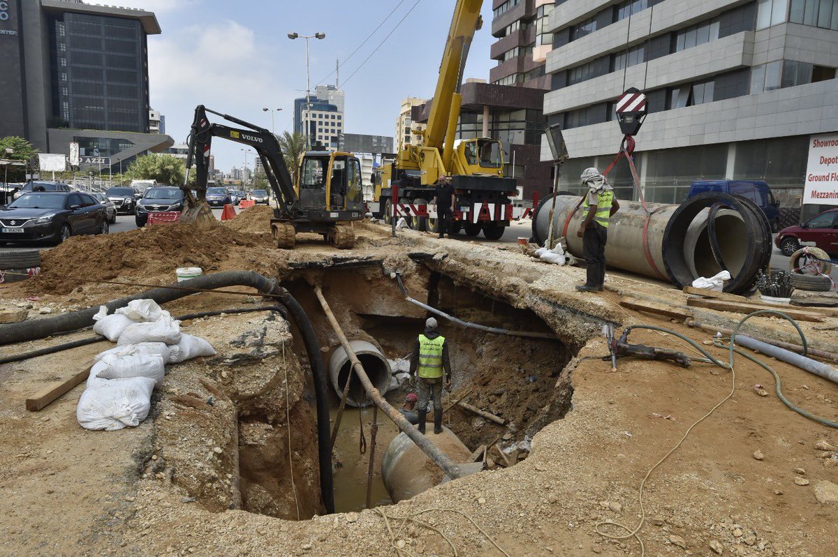 مؤسسة مياه بيروت تبرر عدم تغيير القسطل الذي يغذي بيروت منذ ستين عاماً، بغياب التمويل…
هذه المؤسسة أهدرت ٣٠٠ مليون $ لبناء سد جنة الفاشل ضمن خطة جبران باسيل، وذلك من عائدات اشتراكات المواطنين، علماً أن السدود ليست من صلاحيتها أصلاً!
هكذا سُرقت أموال المشتركين وانهارت شبكة المياه.