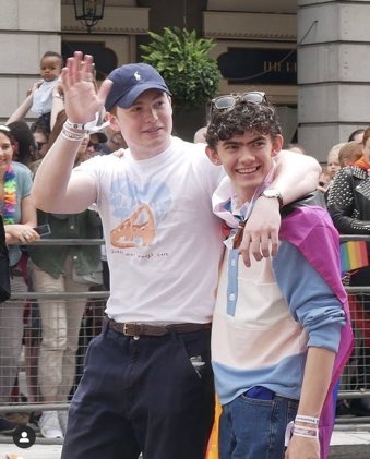 kit has gotten so buffed up and joe looks so small beside him that's so cute 😭