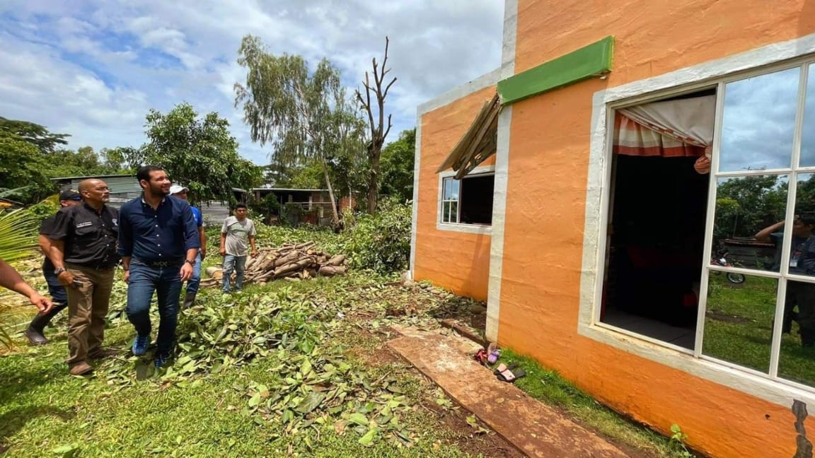 AlcaldiaSN_'s tweet photo. El Alcalde @RafaelArevaloES, visitó está mañana Lotificación Las Tablas 2, para verificar el estado de las familias afectadas por la Tormenta Tropical #Bonnie.

#PlanInvierno2022 https://t.co/zxGJbXORXH