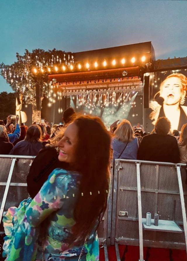 AdeleinColombia's tweet photo. Quédate con las amistades que te apoyen como Laura apoya a su bestie Adele ♥️ https://t.co/gLcGjd8hvX