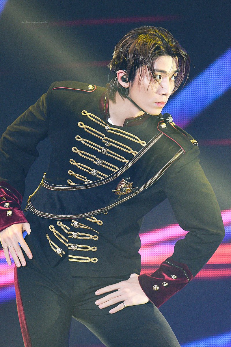 강김 소꿉친구였는데 태생이 강은 왕자고 김은 귀족 아들이었으면... 나중에 김 한자리 차지하고 기사단장까지 올라가는데 강왕자 마음 착잡하지 저러다가 못 돌아오면 어떡하지 하는데 패전은 할지언정 자기는 살아서 돌아오는... 김도 절대 이렇게는 못 죽는다 하고 뿌득뿌득 살아서 돌아오는 거일듯