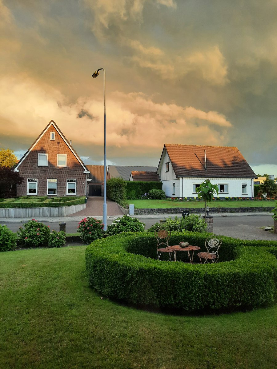 21.30u Klein buitje aan de lucht. #geenregen #mooieluchten #buien <a href="/mooieluchten/">mooieluchten</a> <a href="/helgavanleur/">Helga van Leur ☀</a> <a href="/Weerplaza/">Weerplaza.nl</a>