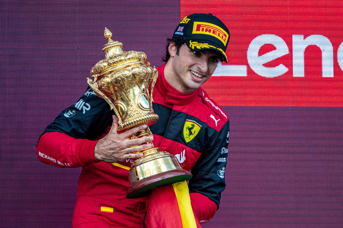 🇬🇧 Ganar mi primer GP de F1 con Ferrari y este público, en Silverstone...Espectacular! Ha sido una carrera dura mentalmente con luchas, resalida, ahorrar gasolina, Safety-Car... Pero lo hemos hecho. Hoy lo disfrutamos, mañana a tope con Austria!

👉bit.ly/3P2DMds