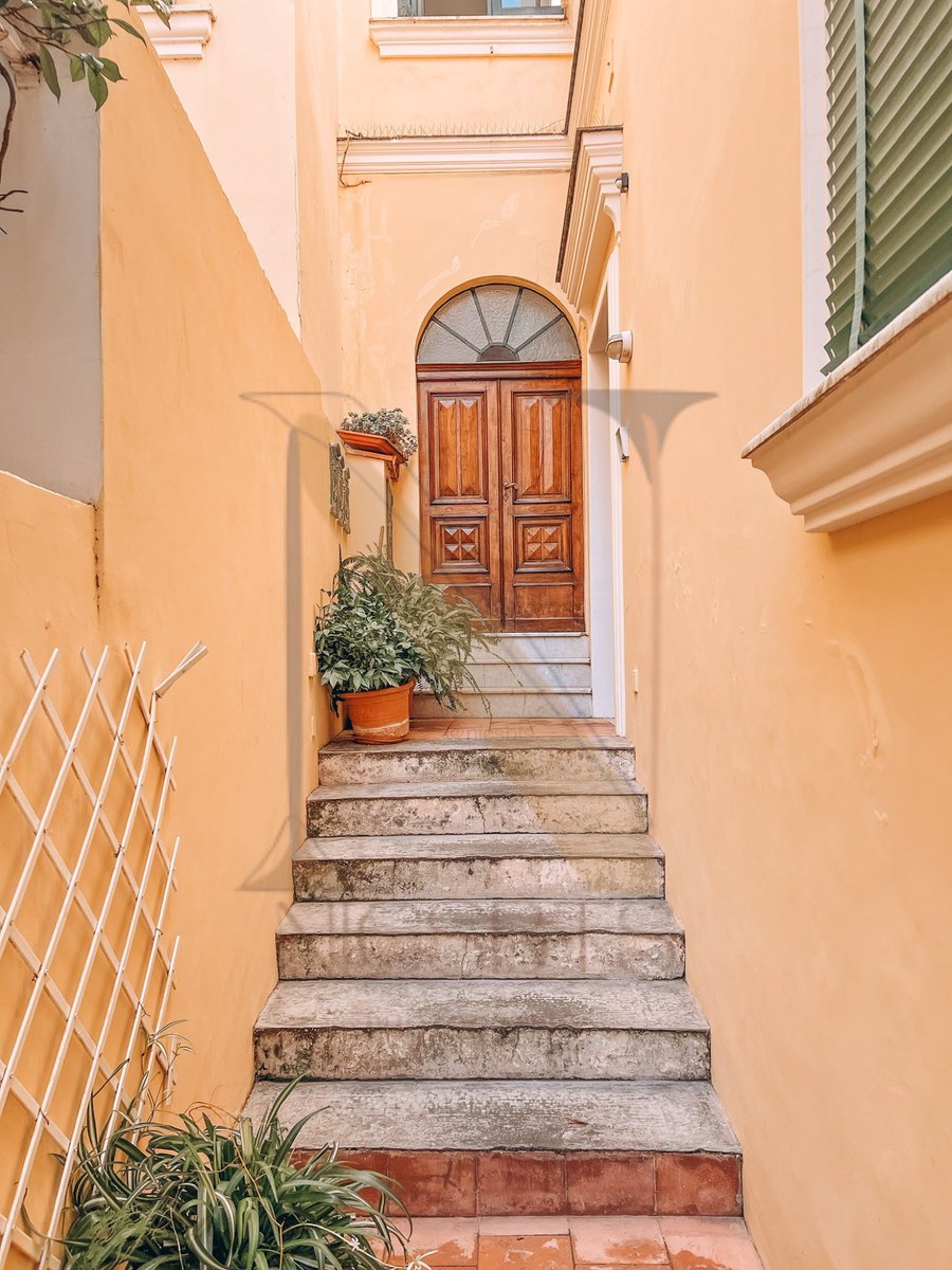 nicsbts's tweet photo. Walking through the streets of #Capri I couldn’t help but search for opportunities to capture the life of the locals. No fancy hotels, but the real deal. This beautiful house entrance felt like one of them. #NFTCollection #nft #photography #photographer #nftphotography #italy https://t.co/1D4ak5dUP7