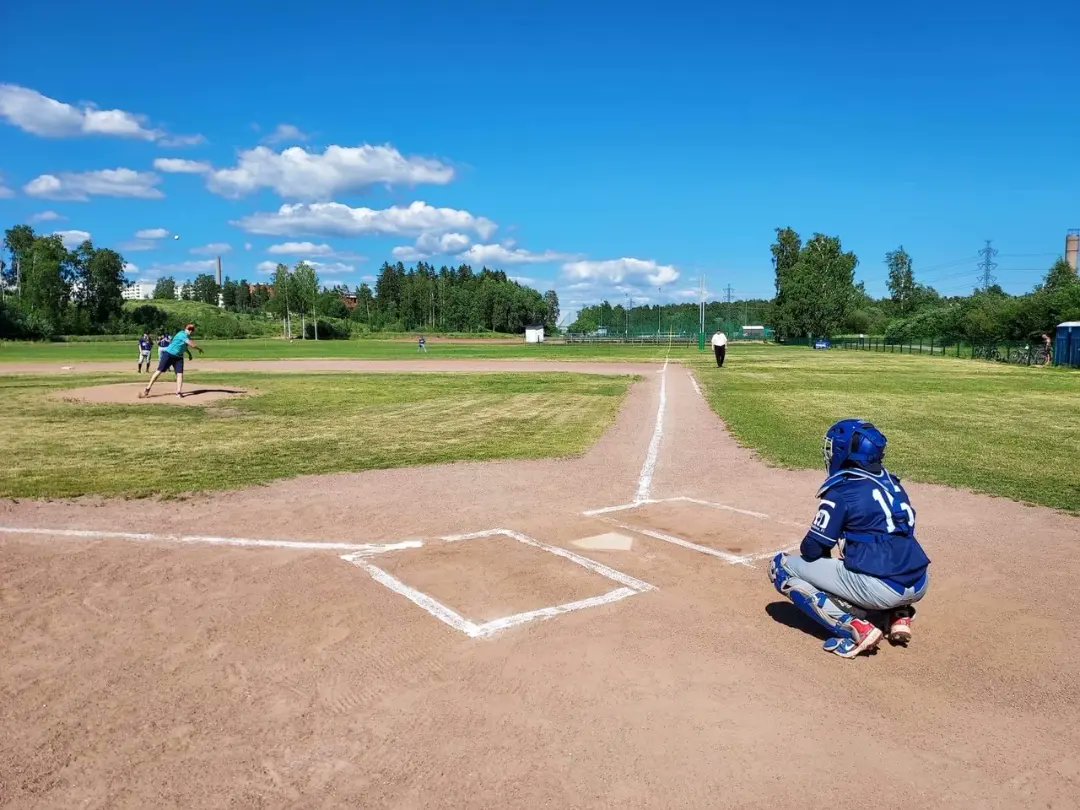 Simon_Elo's tweet photo. TÀnÀÀn oli @SAMsuomi:n #Baseball & Burgers - Yhdysvaltain itsenÀisyyspÀivÀn juhla Myllypuron Baseball-kentÀllÀ. Sain kunnian heittÀÀ aloitusheiton ottelussa, jossa pelasivat Suomen Baseball-maajoukkue ja Suomen Baseball All Stars. @BaseballFinland #baseballfinland https://t.co/NtSi6Ibytf