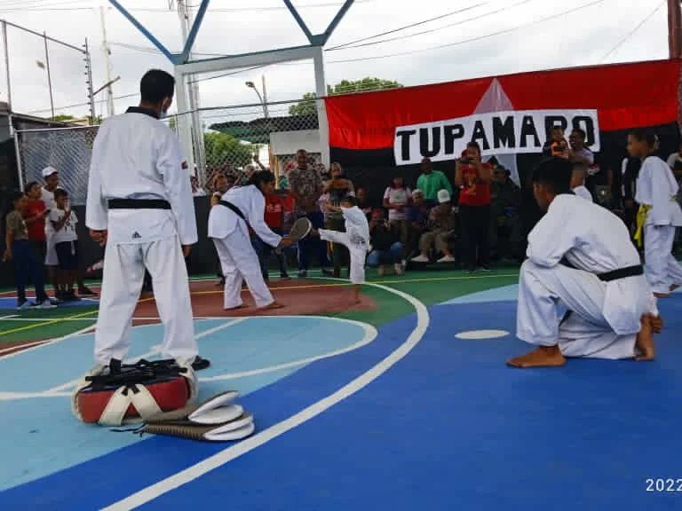 #03Jul | ⚫🔴 ¡Amor para Linares! Así reinauguramos la cancha del parcelamiento 28 de nuestra Comuna Batalla de Santa Inés, seguiremos avanzando en la recuperación de los espacios deportivos para el disfrute de nuestra juventud. #RefuerzaTuVacuna