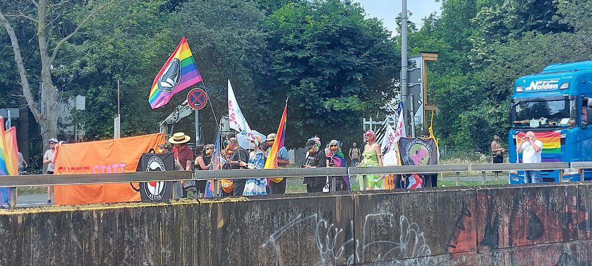 LoveGuerillero's tweet photo. 🖤❤️🌈 #csdkoeln #Köln #k0307 #Schwurbelwatch #NachDenRechten sehen @watchingyou81 @yoga_and_more @AntifascistaBRS @KolnOmas @rosa11000fahnen @reclaimrosalux1 https://t.co/9vmqBRxcUj